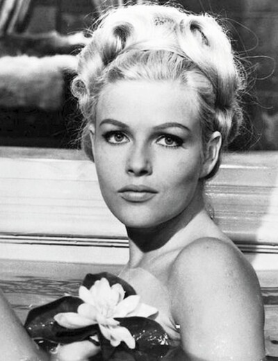 Když Olgu Schoberovou představili britské královně, mladý princ Charles na ní mohl oči nechat!