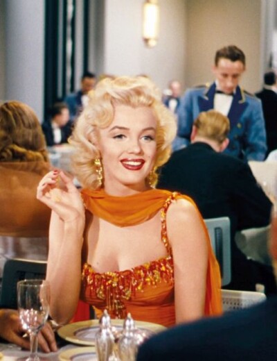 První manžel si vzal Marilyn Monroe jako šestnáctiletou, aby nemusela do sirotčince!
