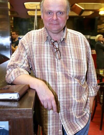 Igor Bareš: Prochází se mezi hroby