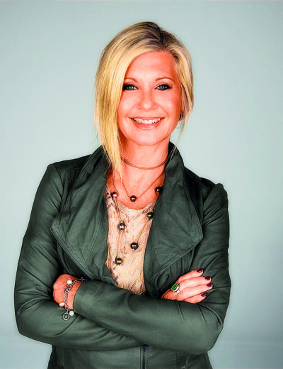 Olivia Newton-John: Myslela si, že má jen problémy se zády, místo toho bojuje o holý život. Hvězda Pomády má rakovinu