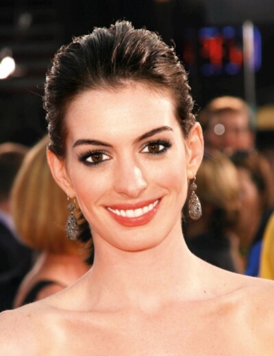 Po velkém zklamání chtěla být Anne Hathaway sama, ale jeden muž změnil její plány!